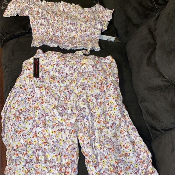 White floral 2 piece jumpsuit. Never worn still has tags. Longer than in picture - Picture 1 of 1